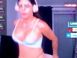 Big boob brunette masturbates on webcam